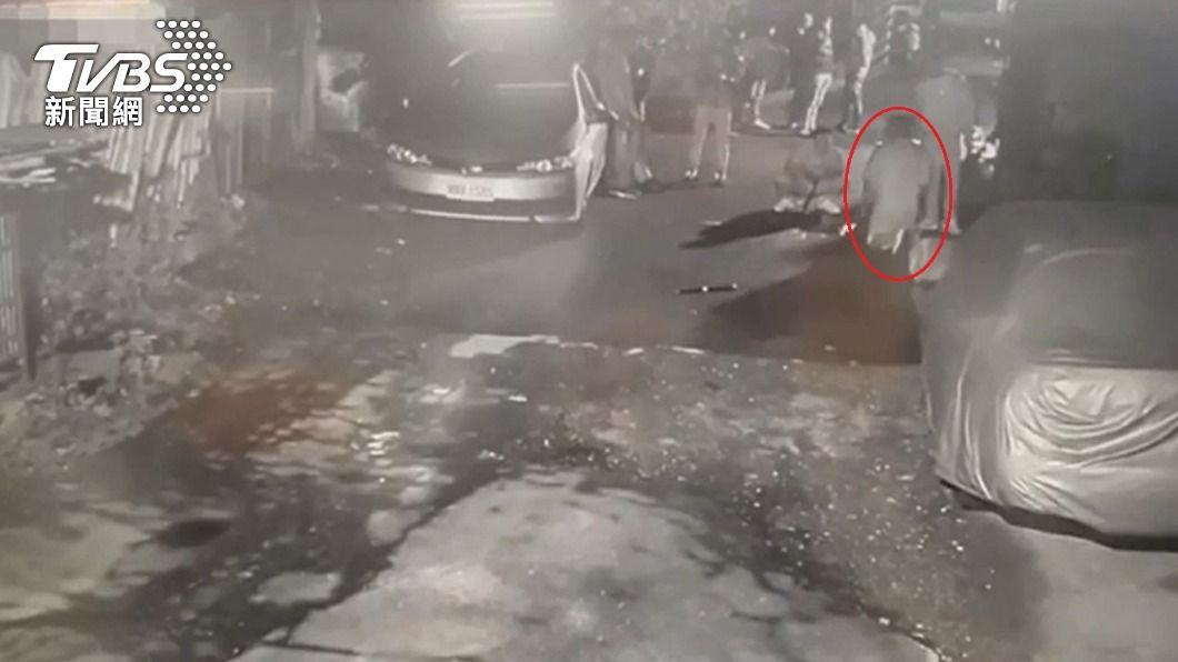 明仁會進行暴力討債,被害人被迫下跪道歉。(圖/TVBS)