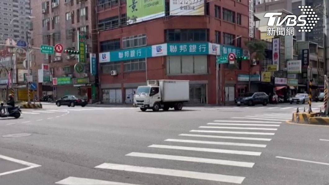桃園市蘆竹區該路口平時車流量大,剛好又遇到下班時間。(圖/TVBS)
