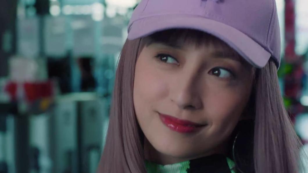 龔嘉欣化身「山寨版」BLACKPINK成員Lisa，露纖腰熱舞勾引陳豪。（圖／翻攝自MyVideo）