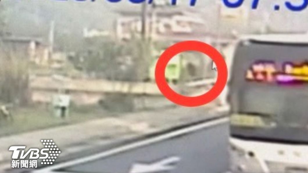 85歲騎士左轉遭汽車撞擊 噴飛五米深水溝身亡