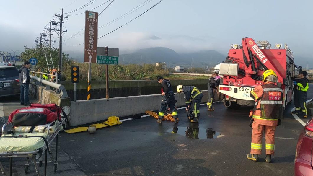 消防隊出動大批人員進行搶救,將老翁吊上路旁,不過已經沒有生命跡。(圖/新北消防局提供)