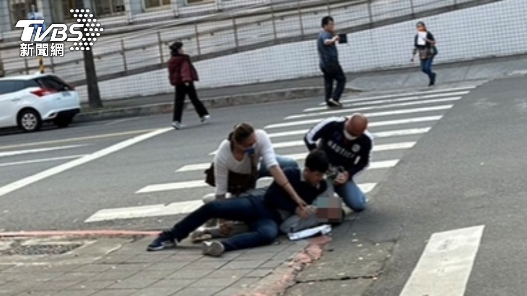 便衣員警埋伏在旁,將毒蟲壓制逮捕。(圖/TVBS)