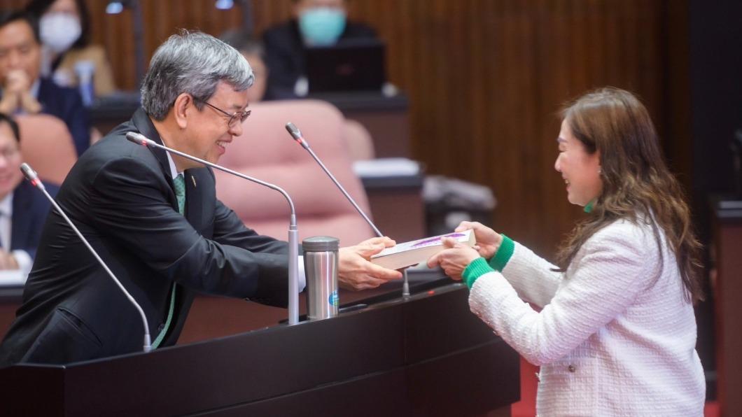 民進黨立委林宜瑾今上午在立法院會上質詢有關中正紀念堂轉型正義的問題。（圖/林宜瑾辦公室提供）