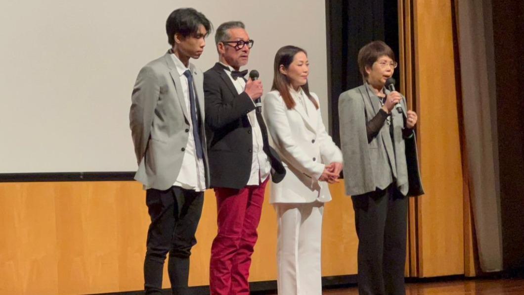 《空巢》導演率領演員出席首映會。(圖/周學立提供)