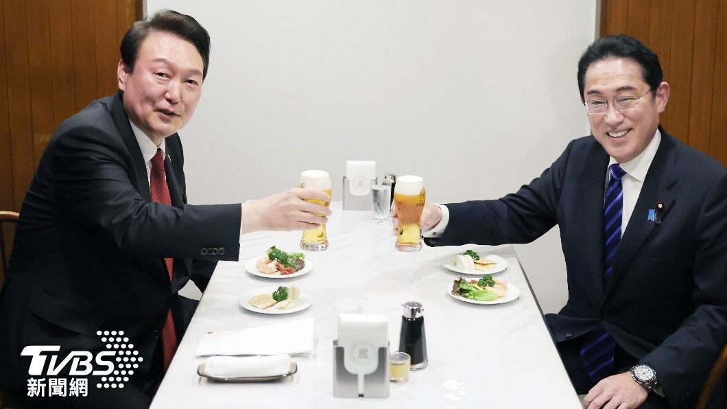 「續攤」餐會上,只有岸田文雄與尹錫悅共度「二人時光」,兩人笑著舉杯對飲。 (圖/達志影像歐新社)