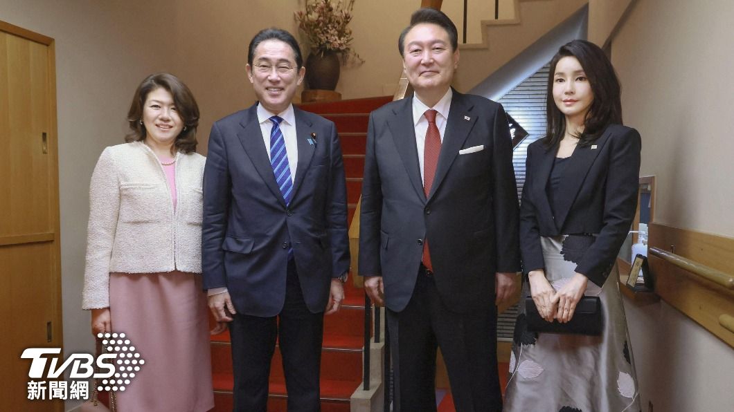 岸田文雄與夫人岸田裕子(左一)接待尹錫悅及其夫人金建希(右一)。(圖/達志影像路透社)