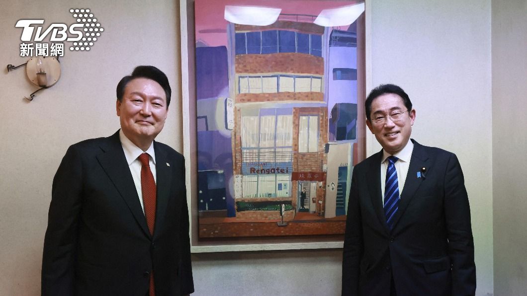 岸田文雄與尹錫悅,在銀座的和式洋食名店「煉瓦亭(Rengatei)」與建築彩繪畫合影。(圖/達志影像路透社)