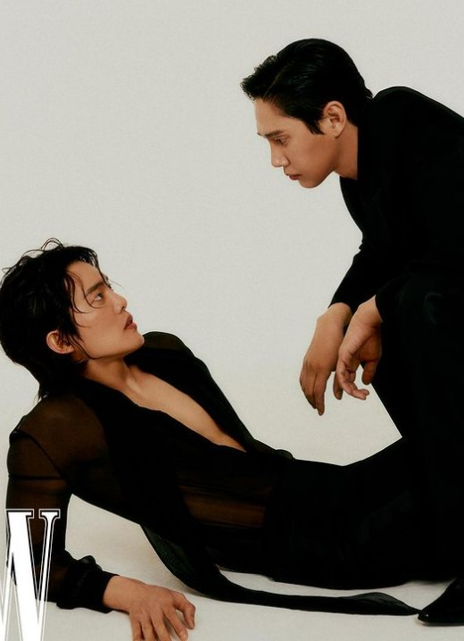 朴成勳、金建宇對視讓網友笑稱「基情滿滿」。(圖/翻攝自《W Korea》IG)