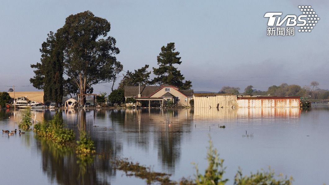 帕哈羅河(Pajaro River)堤壩12日深夜突然潰堤,五天過去,當地仍有許多房舍泡在水中。(圖/達志影像路透社)