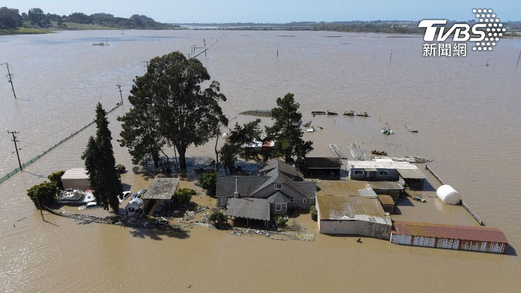 潰堤後,大水淹沒大片住宅,造成道路毀損,上千名居民被連夜撤離。(圖/達志影像路透社)