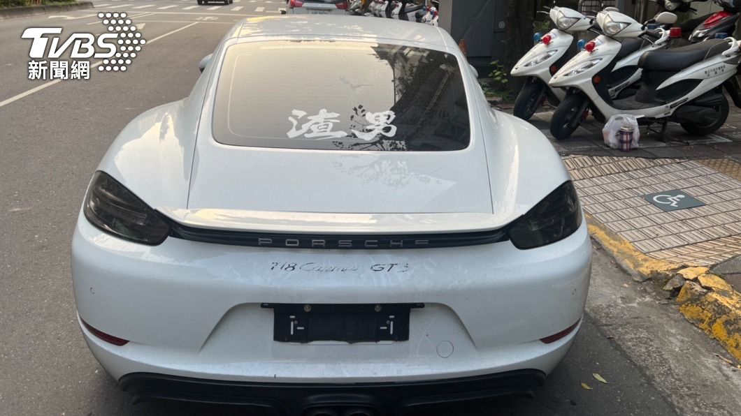 保時捷被砸,車牌還被嫌犯拔走。(圖/TVBS)