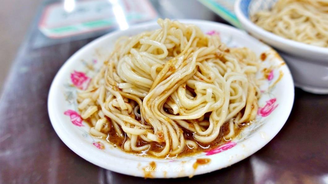 沙茶麵(小碗40元)味道很香濃,沙茶甜鹹甜鹹的味道。(圖/水晶安蹄不務正業過生活提供)
