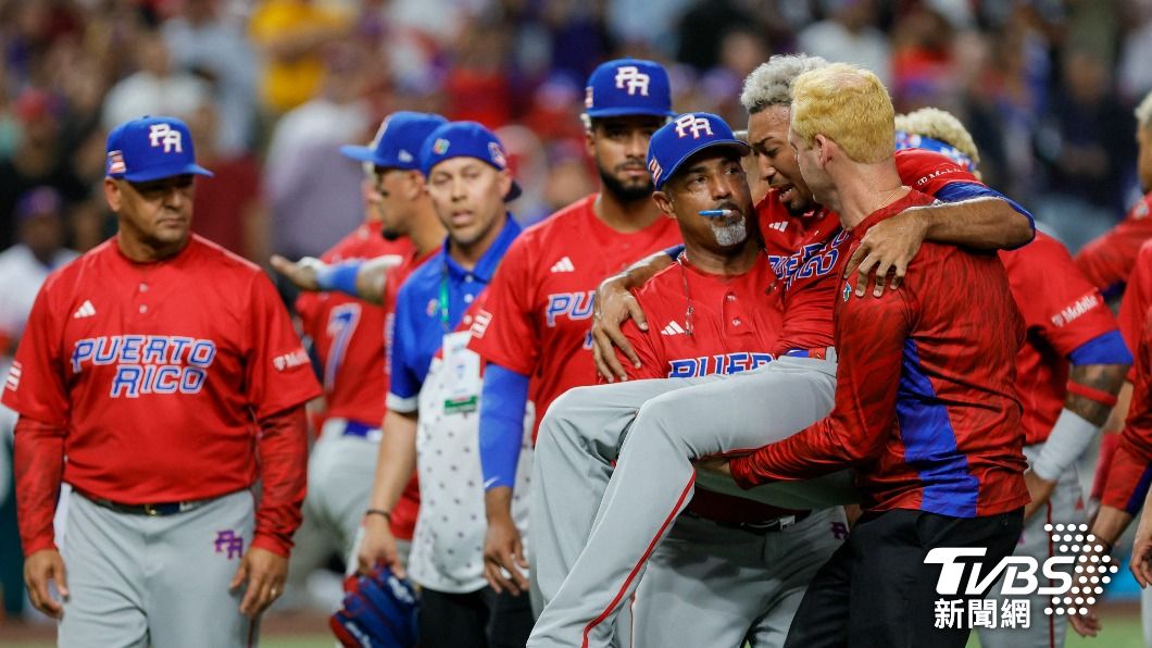 波多黎各終結者Edwin Díaz在跟隊友慶祝勝利時，意外受傷。（圖／達志影像路透社）