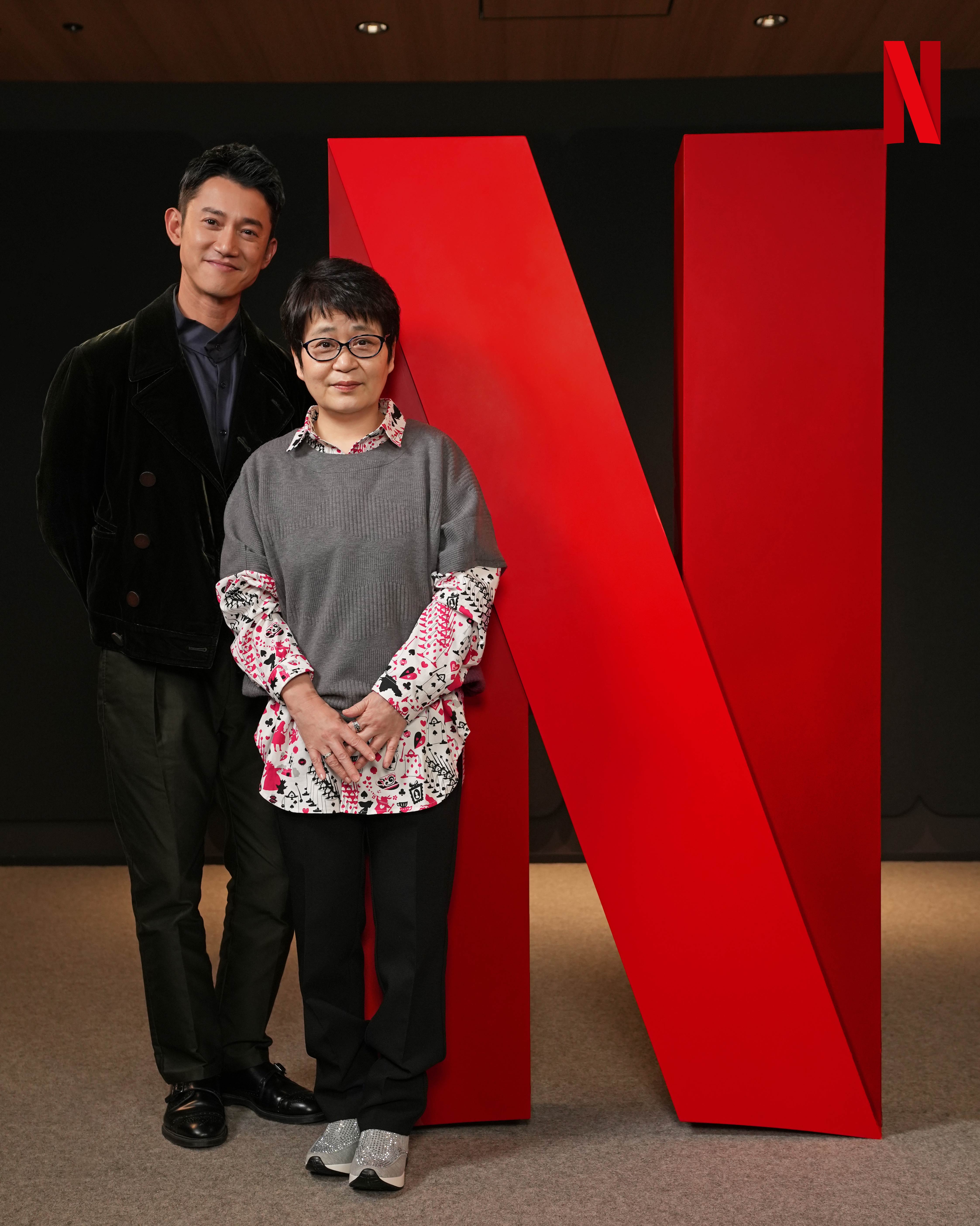 影帝吳慷仁（左）主演《模仿犯》，會面日本大師級作家宮部美幸。（圖／Netflix提供）