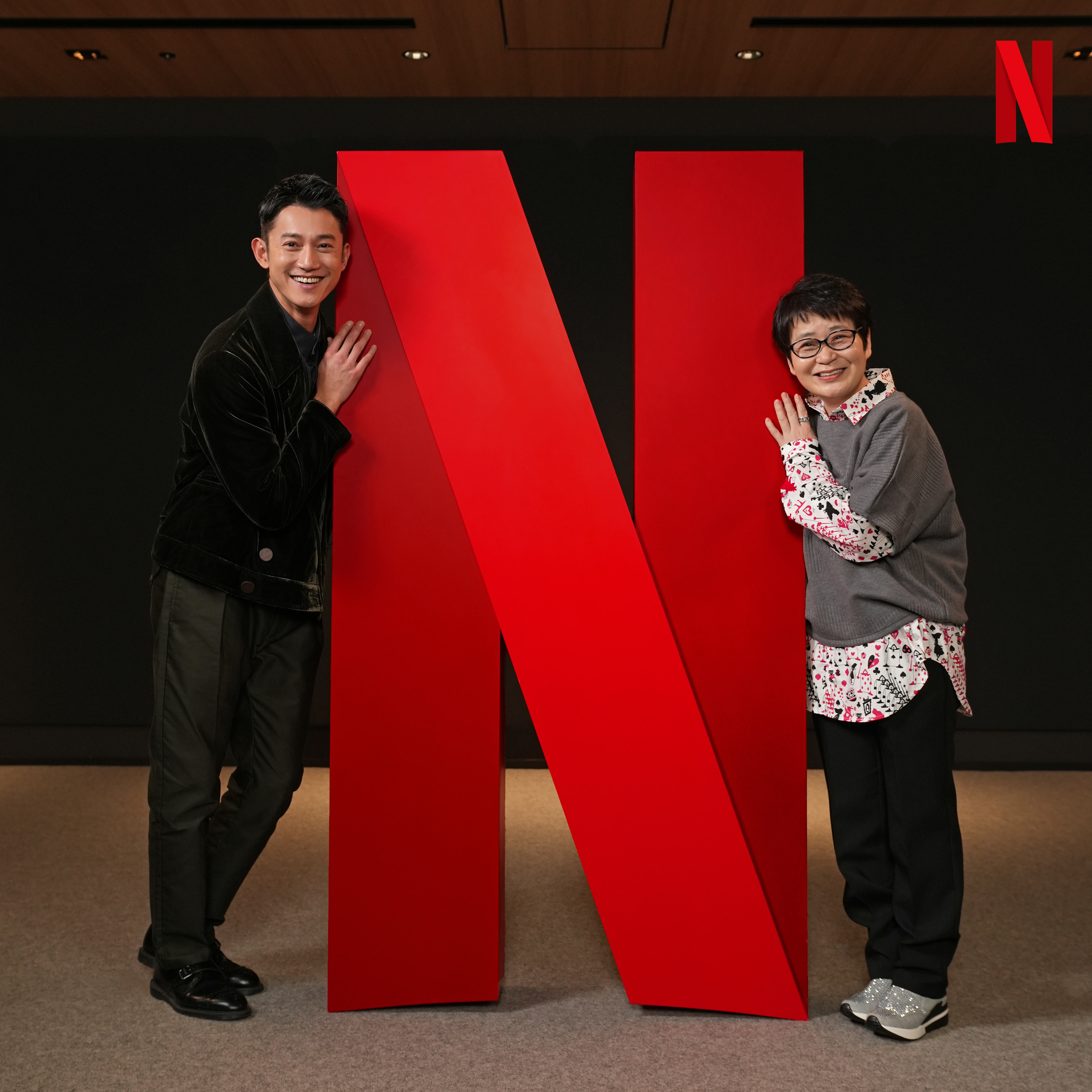 吳慷仁（左）見到宮部美幸（右）坦言非常不真實。（圖／Netflix提供）