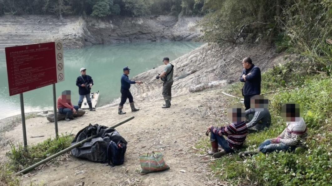 4男趁石門水庫水位降涉竊漂流木 警喬裝釣客逮人
