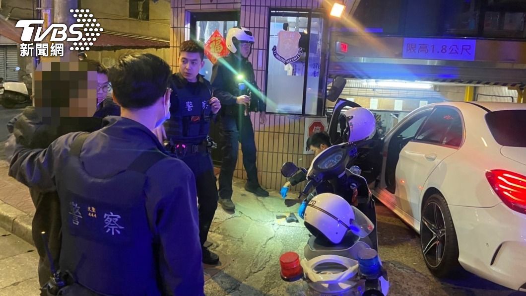 賓士男暗夜大街開槍住戶嚇醒 警追車逮人他扯:我被醉漢嗆