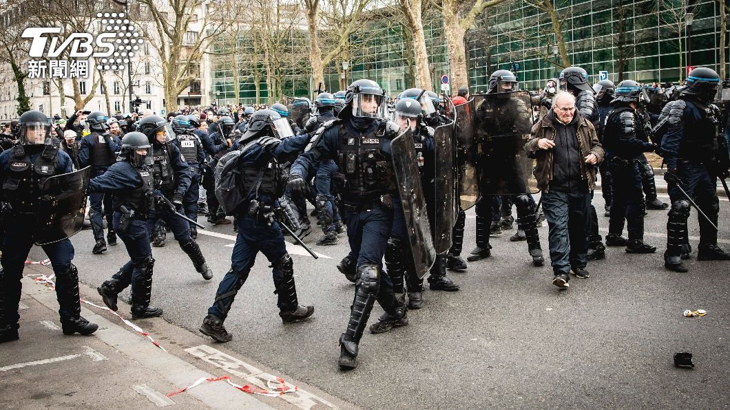 法國巴黎等大城市也派出鎮暴警察,進駐街頭維持秩序。(圖/達志影像美聯社)