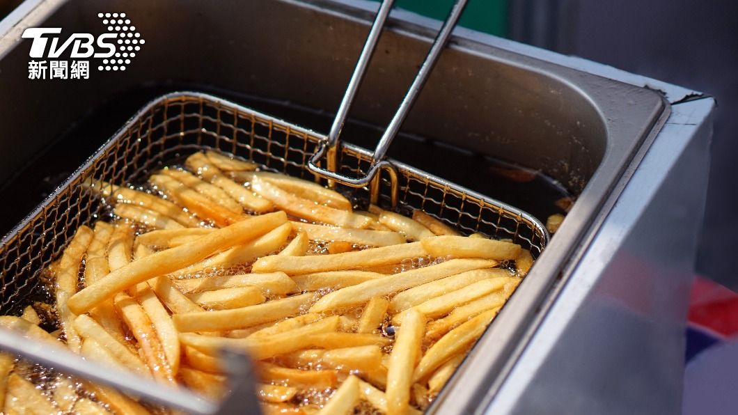 攝取高熱量飲食容易引起膽結石發作。(示意圖/shutterstock達志影像)