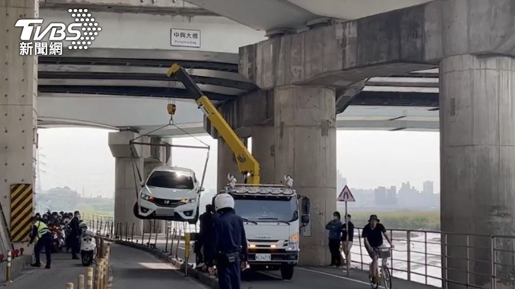 傻眼!男開車誤闖中興橋機車道 原地被吊車「搬走離場」
