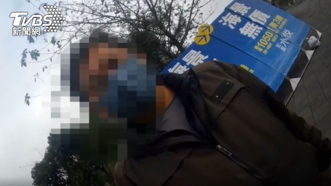 員警取締人行道違規擺放廣告,意外逮捕通緝犯。(圖/TVBS)