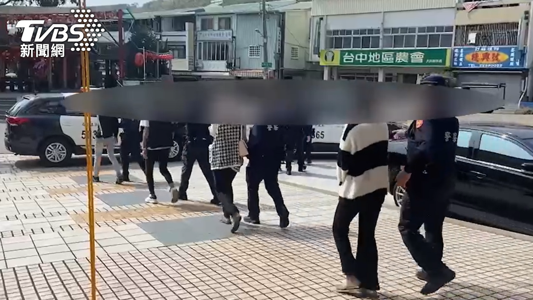 警方將鬧事的人帶回。(圖/TVBS)