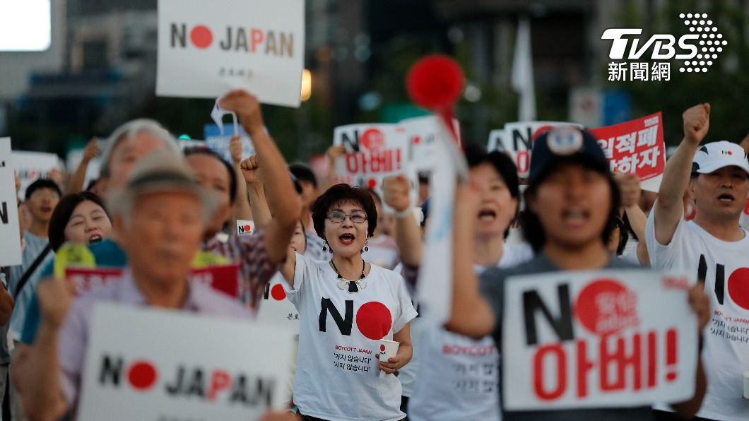 南韓民眾在街上集結抗議,高喊「NO JAPAN」、「NO ABE(不要安倍)」等口號。(圖/達志影像美聯社)