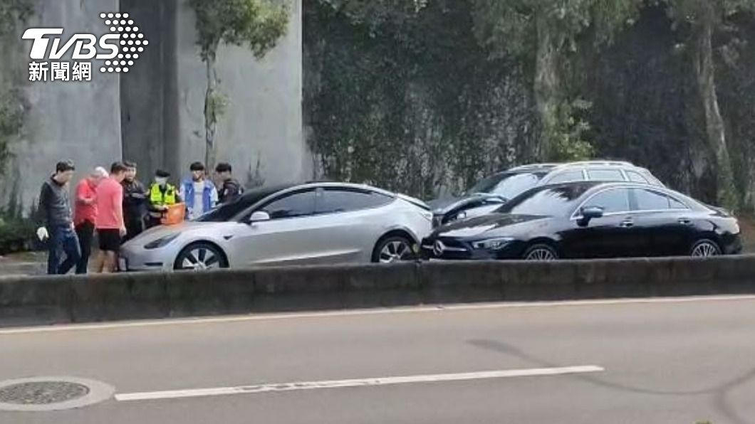 真千萬車禍!19歲少年開保時捷撞特斯拉、賓士 衰到鈴木