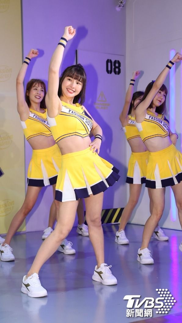 峮峮(前中)辣跳應援舞。(圖/黃城碩攝)