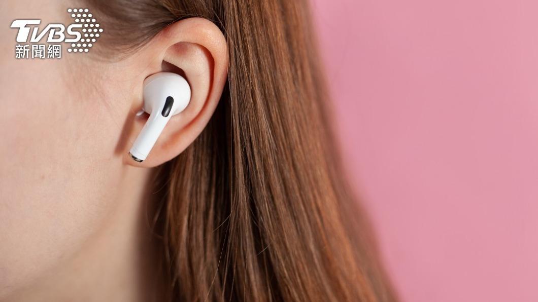 睡醒找嘸AirPods!妹子慌問「吞下肚什麼感覺」 結局笑翻網