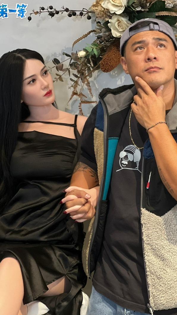 竇智孔背著老婆與矽膠娃娃牽手，畫面超有趣。（圖／八大提供）