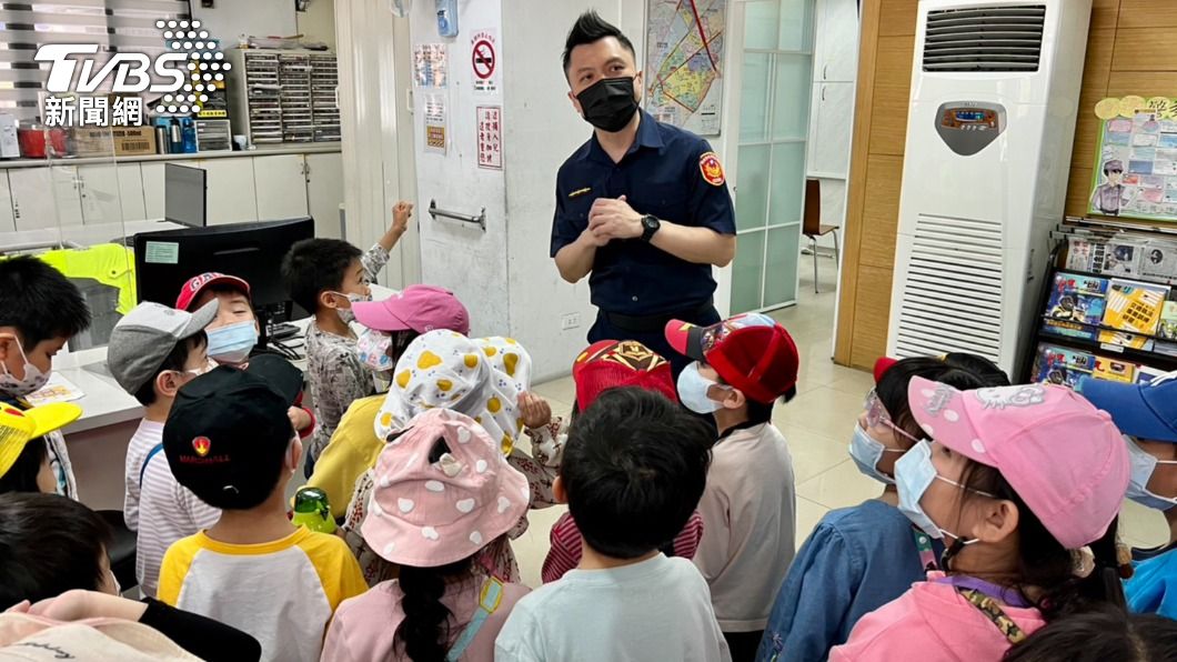 警察局成小朋友遊樂場?幼兒園參訪玩超嗨還能試乘重機