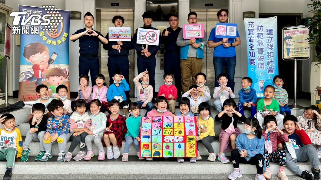 警方趁機進行犯罪預防和婦幼安全宣導。(圖/TVBS)