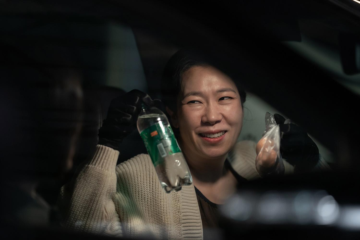 宋慧喬找偵探大媽賢南幫忙,有支付她薪水跟送她女兒出國。(圖/Netflix提供)