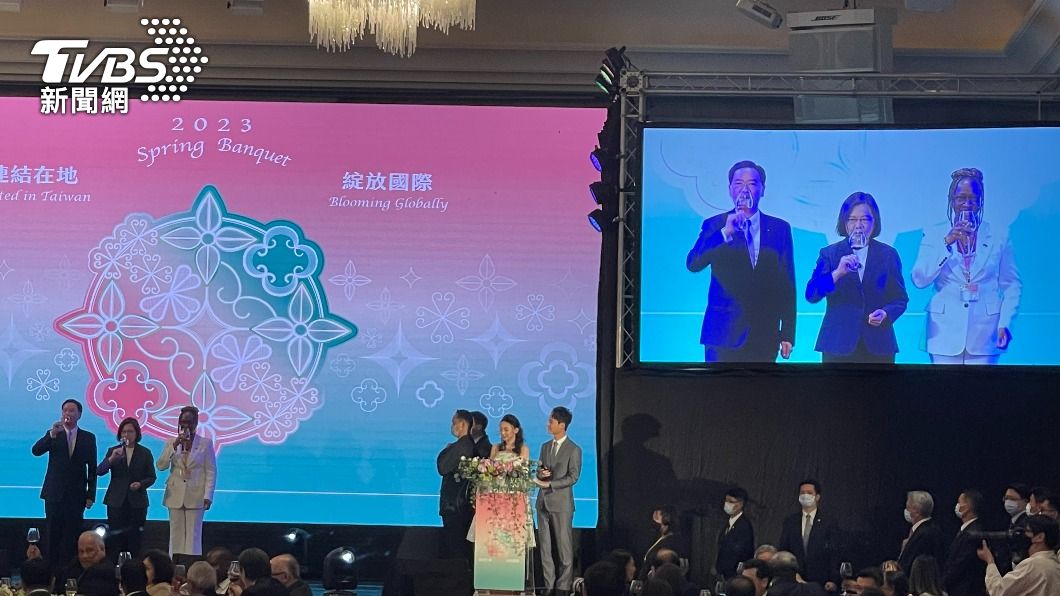 外交部長吳釗燮夫婦今(17)日晚間舉辦112年外交部新春聯歡晚會,包括總統蔡英文等政府高層、駐台使節代表暨配偶皆受邀出席。(圖/記者林恩如攝)