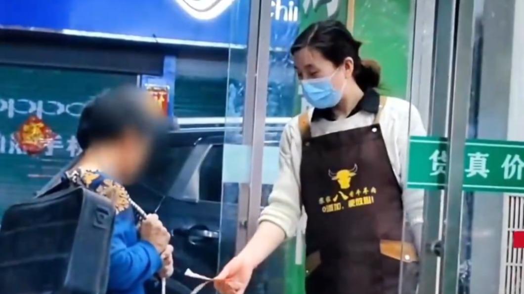拾荒男「用冥紙買肉」！　暖心闆娘不拆穿：要填飽肚子