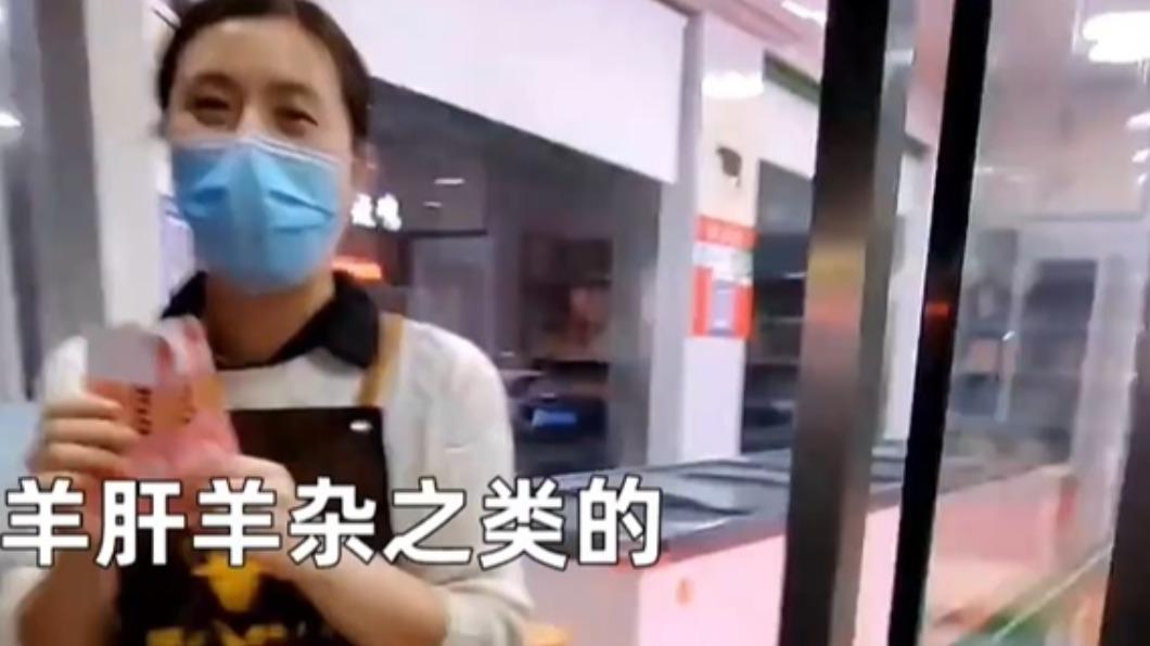 老闆娘的暖心舉動獲網友點讚。(圖/翻攝自《星視頻》微博)