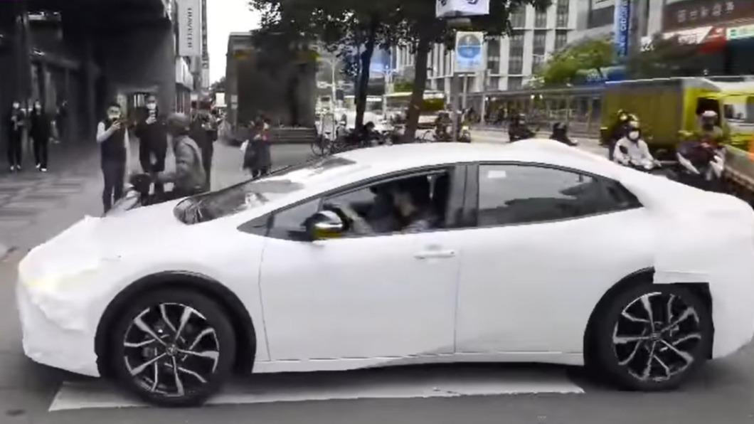 此次在台北街頭亮相的Prius,輪圈造型跟海外Prius PHV維持一致設定。(圖/翻攝自Andy老爹 臉書)