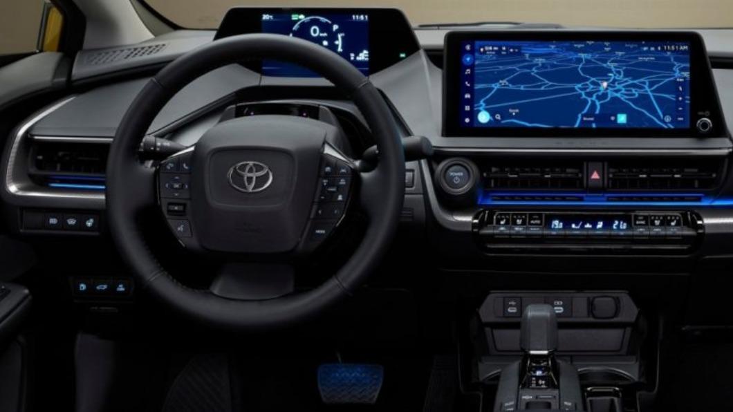 去年首度登場的大改款五代Prius,內裝風格幾乎完全看齊bZ4X。(圖/翻攝自Toyota官網)