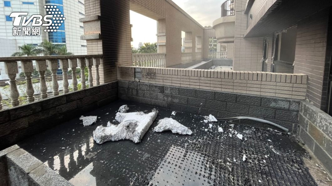三樓露臺堆放雜物突然起火,警消欲調查是否人為釀禍。(圖/TVBS)