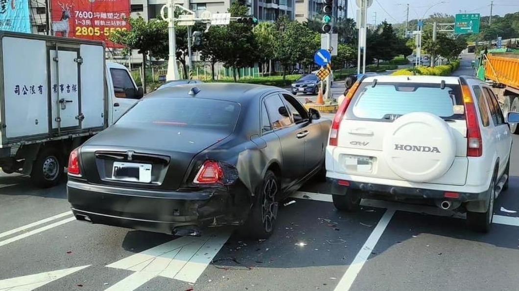 淡水區兩車追撞,勞斯萊斯車損嚴重,維修費恐上看250萬。(圖/翻攝自路上觀察學院臉書)