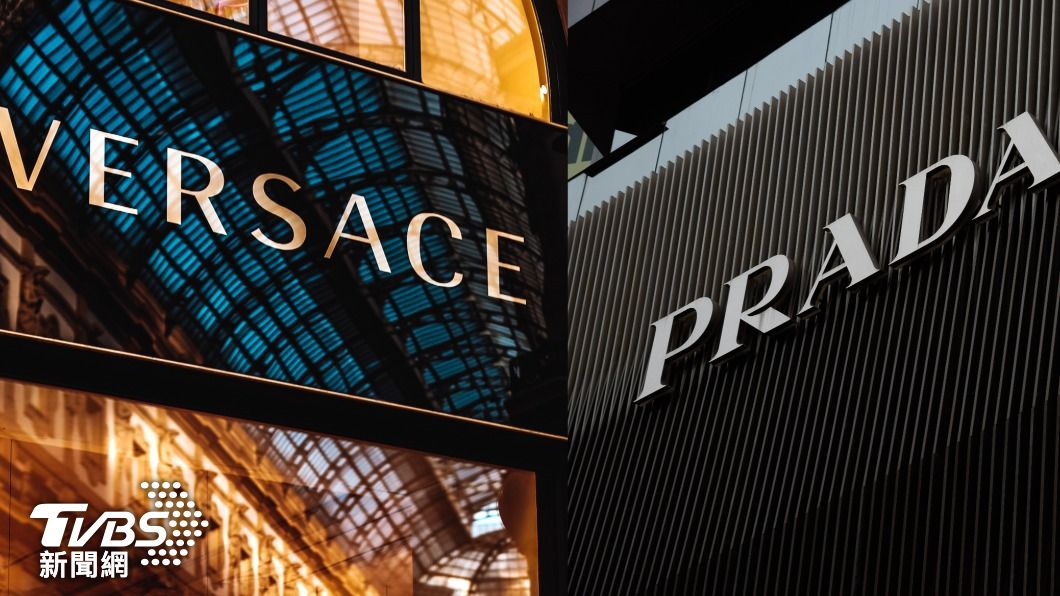富二代身穿VERSACE套裝、PRADA斜背袋看房。（示意圖／shutterstock達志影像）