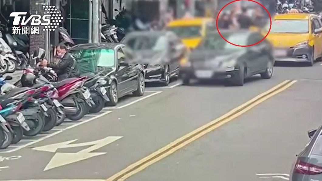 蔡男被強押上計程車 。（圖／TVBS）