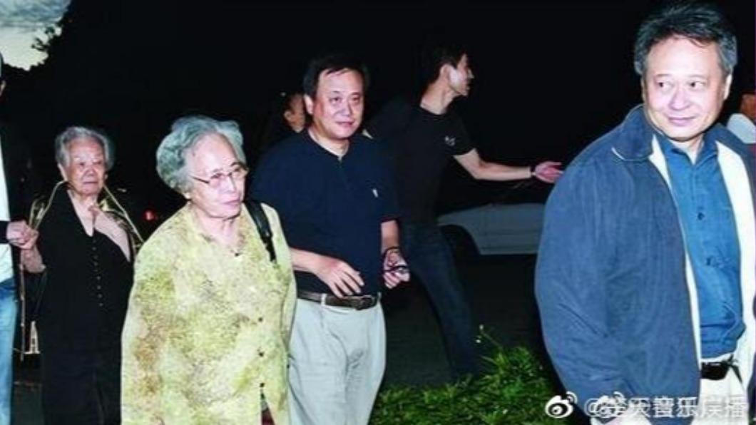 李安（右）與弟弟李崗（中）帶著母親李楊思莊出門。（圖／翻攝自楚天音樂廣播微博）