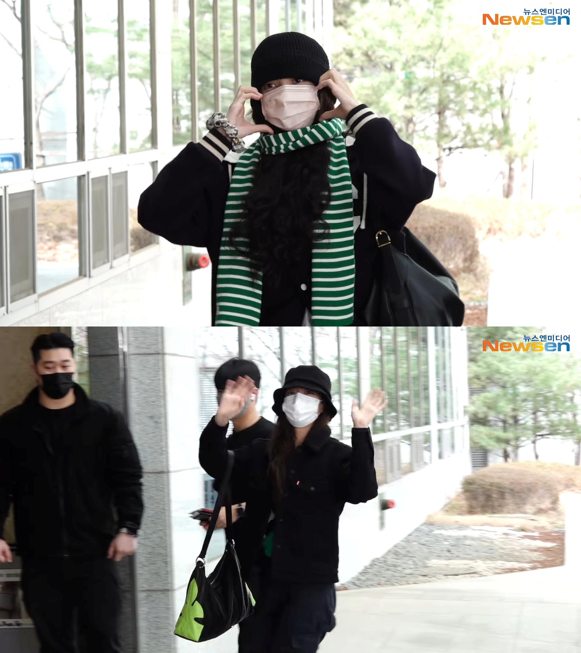 Lisa(上)親切與在場媒體比愛心,Jisoo也不斷跟大家打招呼。(圖/翻攝自Newsen YouT