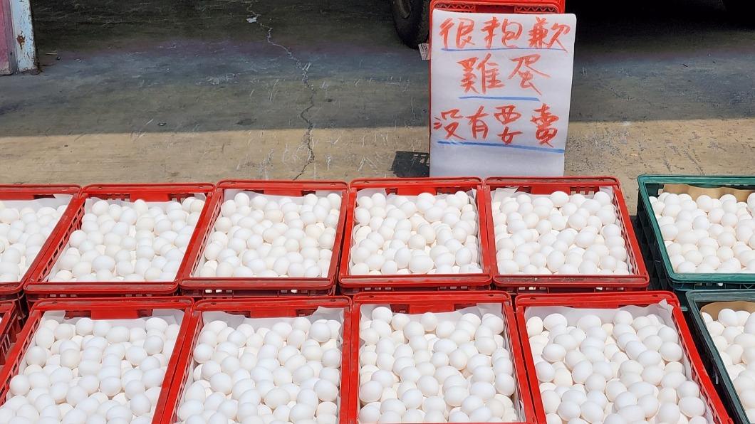 缺蛋?他驚見12籃雞蛋在路邊曬太陽 網笑:根本炫food