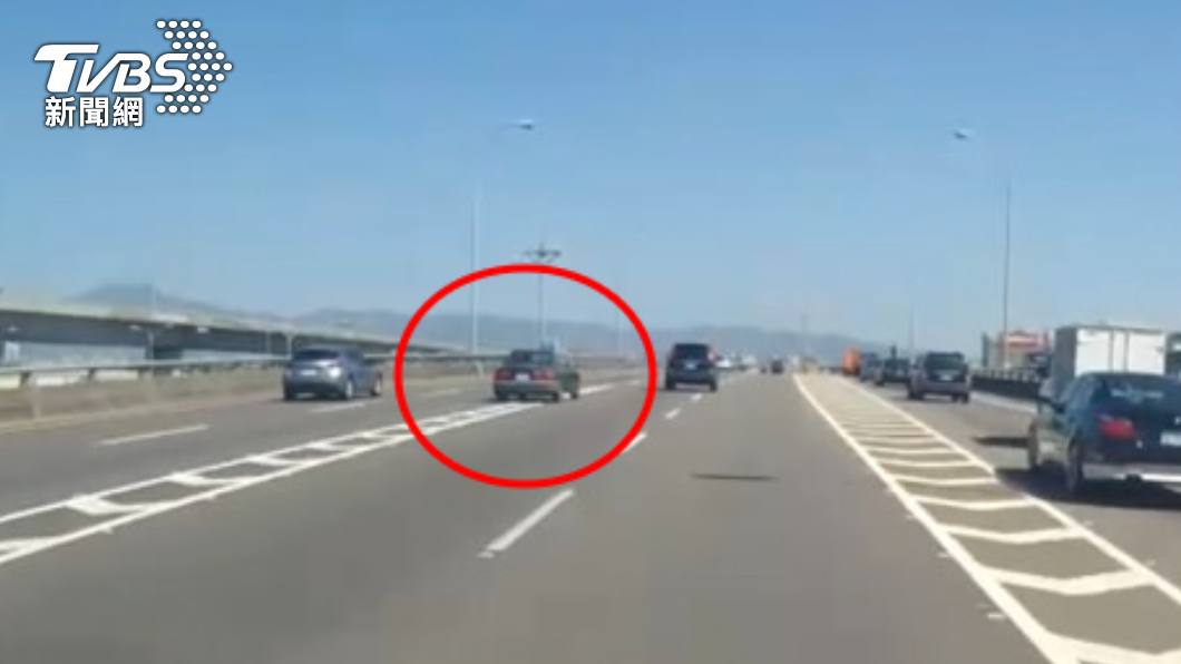 螃蟹車是你!錯過交流道 駕駛跨槽化線狂切車道驟停險害撞