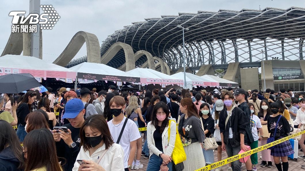 女神魅力難擋！搶買BLACKPINK周邊　排隊人潮超過1公里