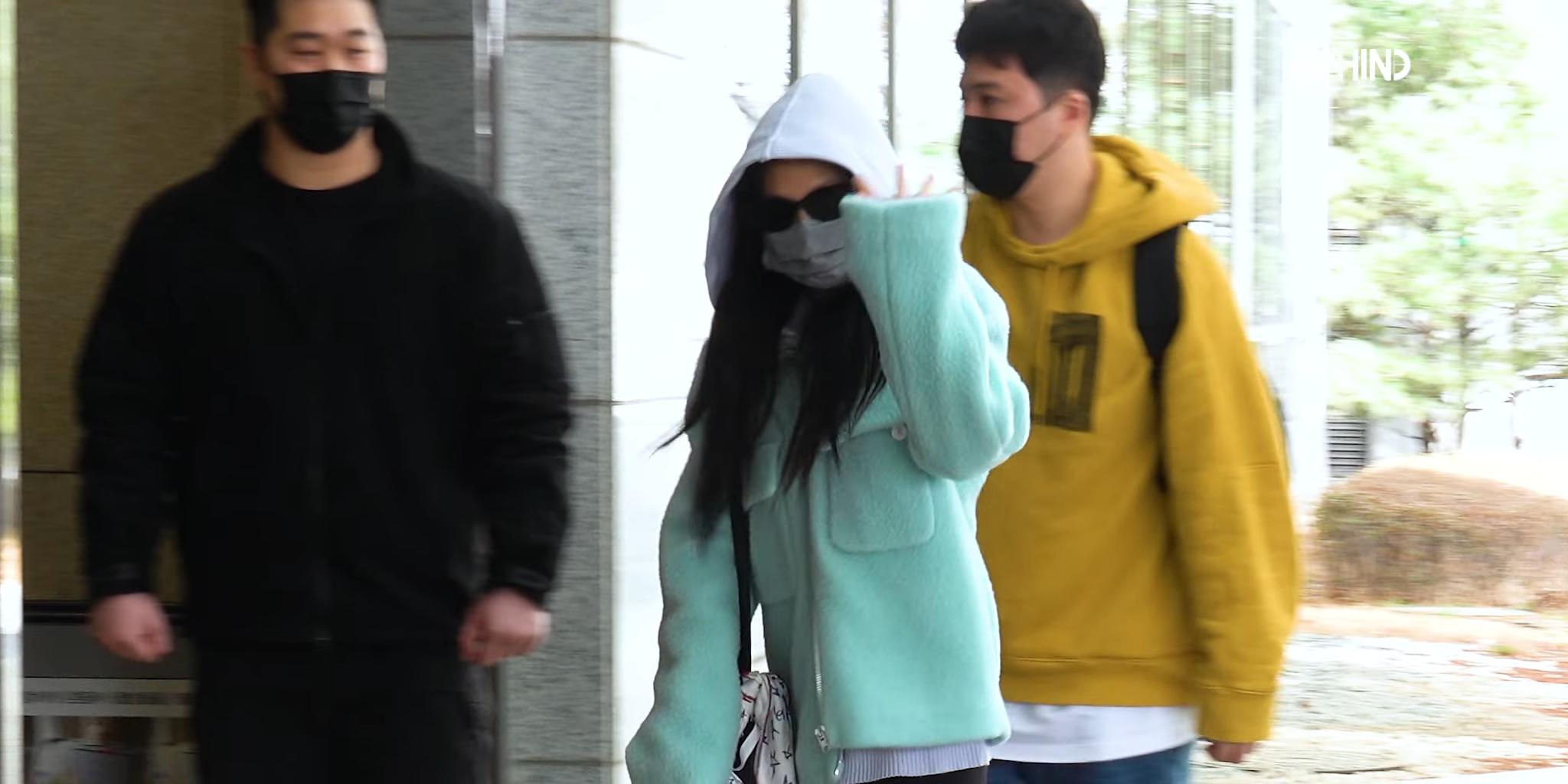 Jennie從韓國出發時身上還有湖水綠外套,不過抵台後已經脫掉。(圖/翻攝自behindofficial YouTube)