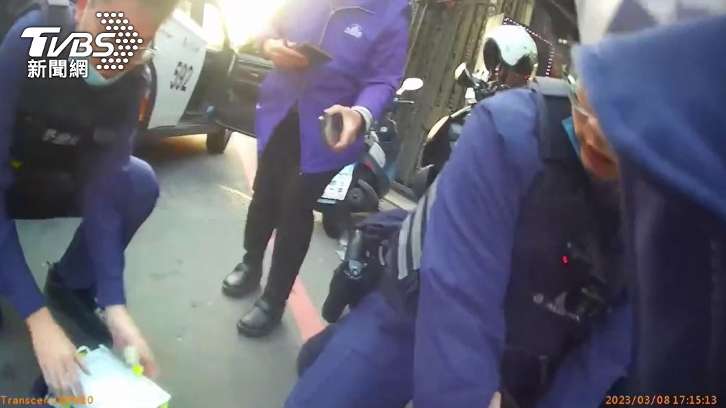  警員幫忙做CPR急救。（圖／TVBS）